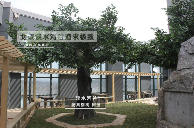 在仿真樹和仿真假山設計時，應考慮哪些方面？