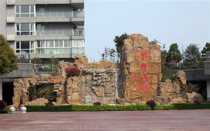 GRC假山制作追求主次分明，有主峰配峰次峰即可。