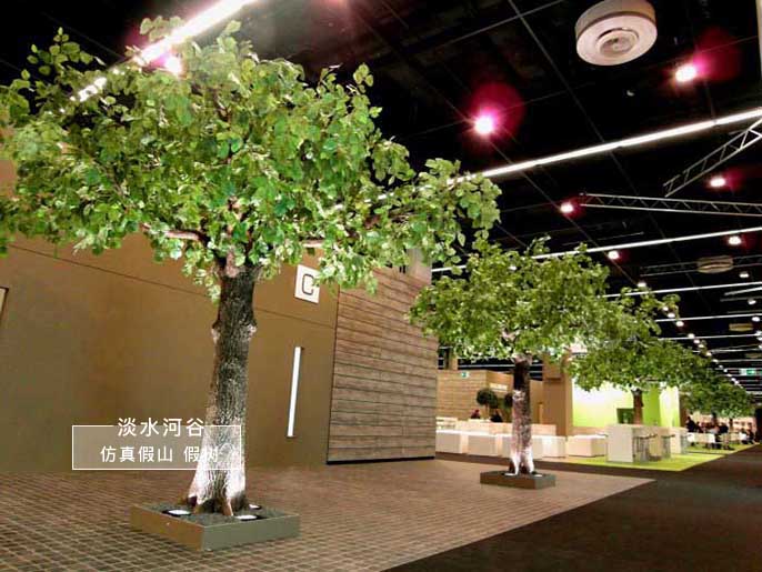 仿真楊樹(shù)的樹(shù)皮是用北京淡水河谷家研制的方法制作