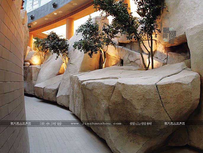 水泥假山重量很輕外觀很漂亮以后可以做到陽臺(tái)上了