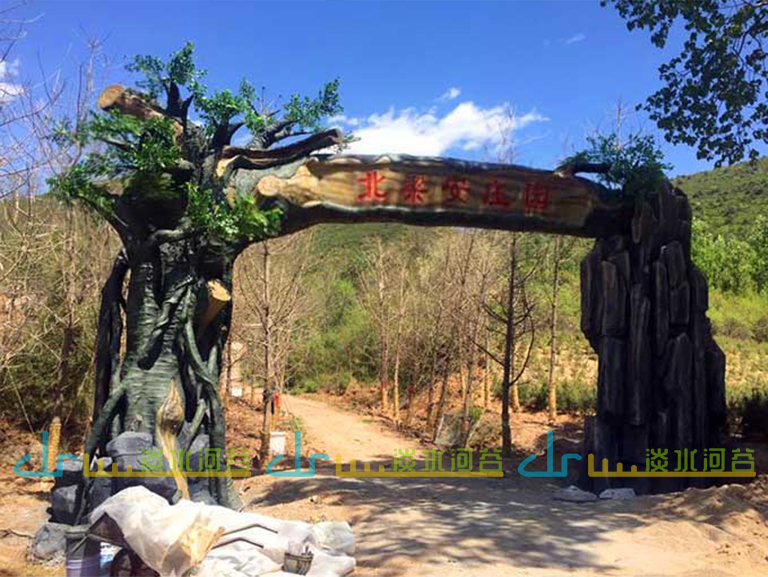 行業(yè)專家北京圣園工程告訴你景區(qū)做顯眼的仿真樹大門有多重要