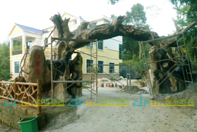 仿真樹廠家北京圣園工程告訴你水泥仿真樹大門的施工細(xì)則
