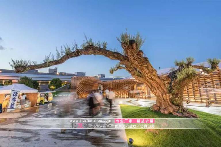 仿真胡楊樹(shù)出口到美國(guó)及東南亞國(guó)家成為酒吧餐飲的重要標(biāo)志