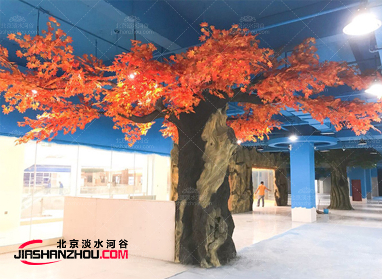 成都花水灣溫泉環(huán)境裝修工程人工仿真樹景觀正在施工中