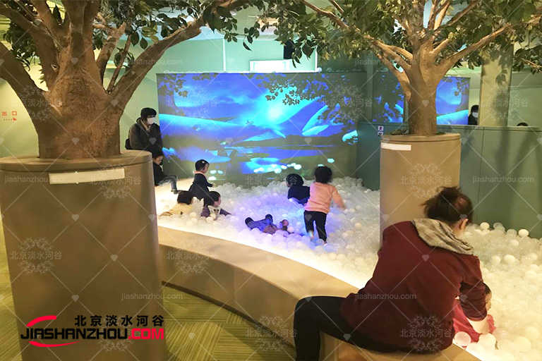 仿真樹不單提供給人們迷人的裝飾環(huán)境更凸現(xiàn)出綠色環(huán)保核心理念