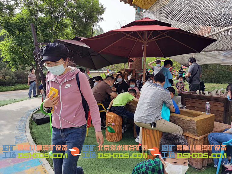 旅游區(qū)的客戶可以免費試用淘礦工場的兒童淘礦設備