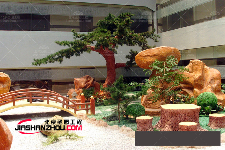 將后院當(dāng)作室內(nèi)仿真樹(shù)裝飾房屋的真正延伸