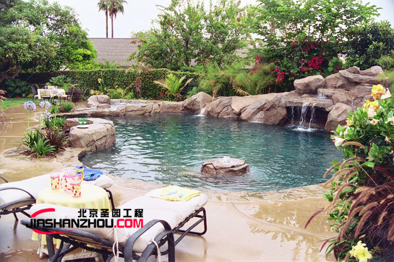 GRC塑石假山水池景觀為環(huán)境創(chuàng)造完美的充滿異國(guó)情調(diào)的背景