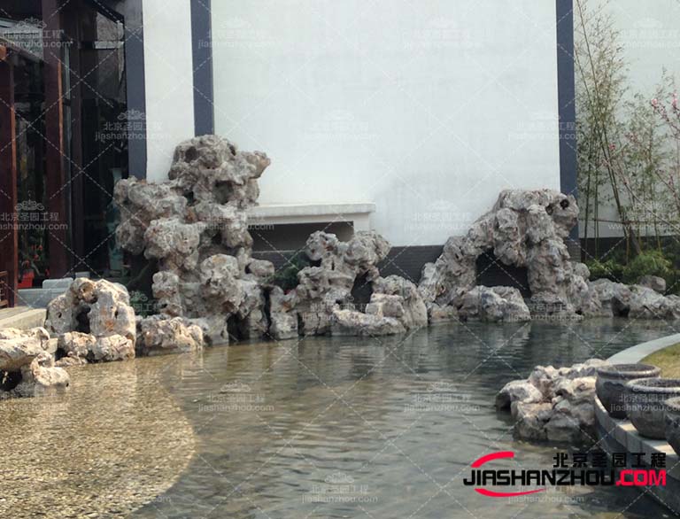 其實塑石假山是一種藝術(shù)來源于中國的古代園林景觀藝術(shù)