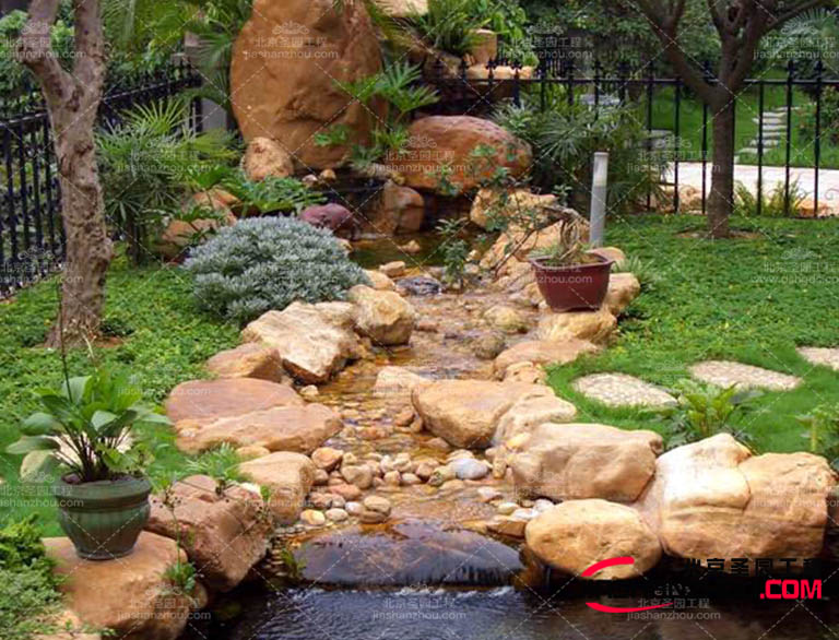 塑石假山可以模仿自然山石的形態(tài)和紋理，用于園林景觀中