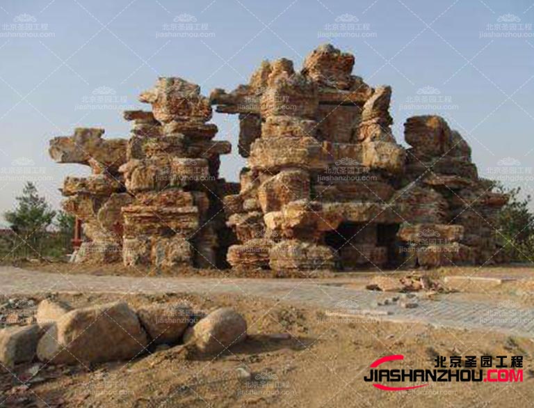塑石假山是古代與現(xiàn)代藝術(shù)為一體的藝術(shù)設(shè)計(jì)，更加的宏偉