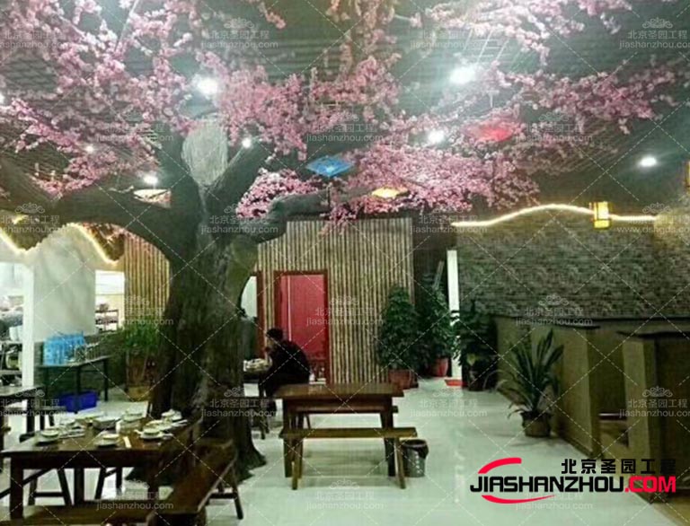 采用仿真樹可以避免砍伐原木，減少對(duì)自然資源的消耗
