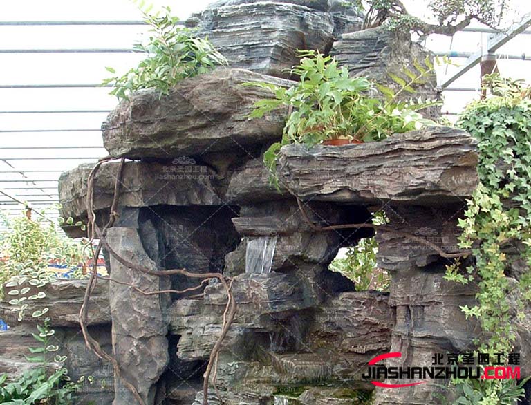 塑石假山的雕花和紋理，以營造出豐富而精致的室內(nèi)環(huán)境