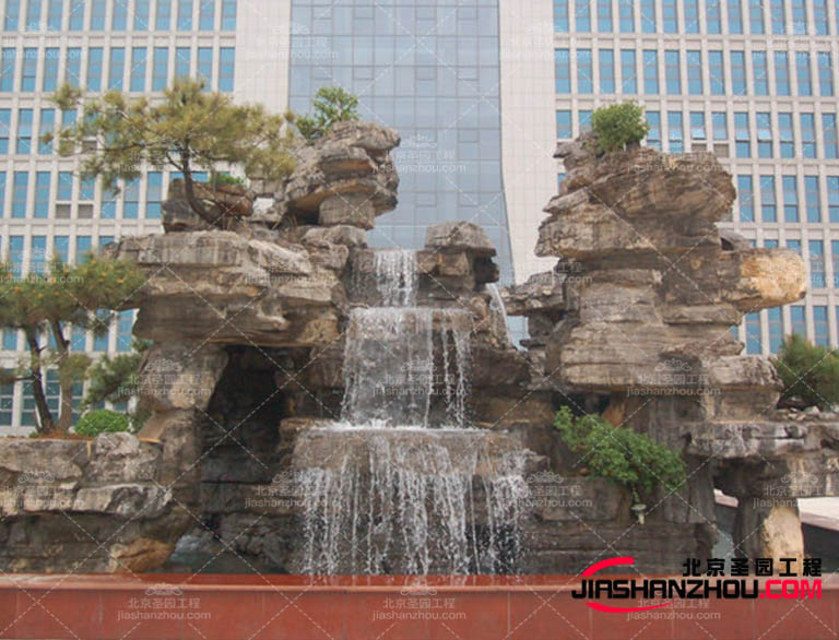塑石假山可以模擬巖石的質(zhì)感和外觀，給人一種穩(wěn)重和堅(jiān)固的感覺(jué)
