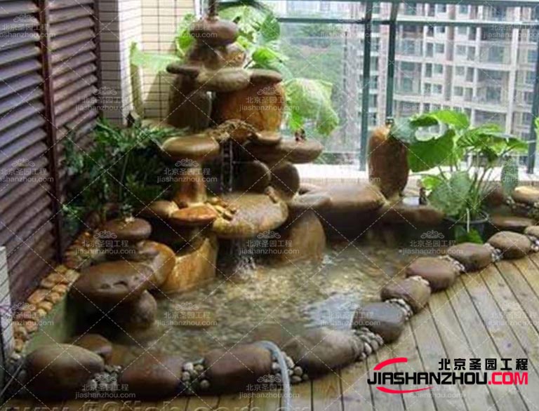 塑石假山特且?guī)缀醪粫贿z忘的圖案，與植物織物的裝飾細節(jié)相結(jié)合