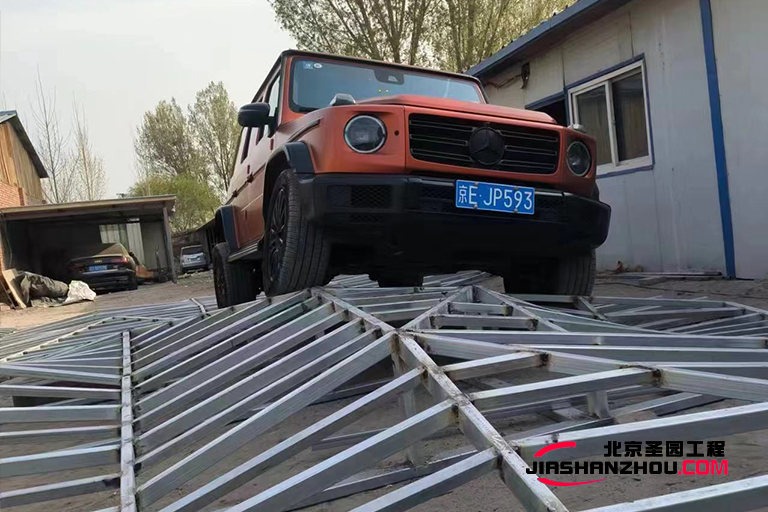 圣園的又一力作 全新奔馳純電G級越野車室內(nèi)塑石假山越野場景布置