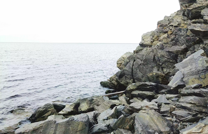 海上巖石海岸，俄羅斯提基附近的天空g