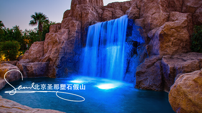 16x9_這是一處戶外景觀場景_主體是大型假山瀑布_假山模仿自然巖石形態(tài)_ (1).png