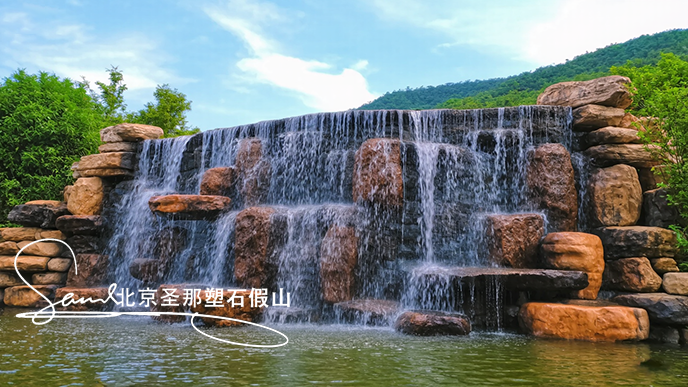 16x9_瀑布由大小不一的天然的產(chǎn)在中國南方的黃石_紅石堆疊而成_水流從上.png