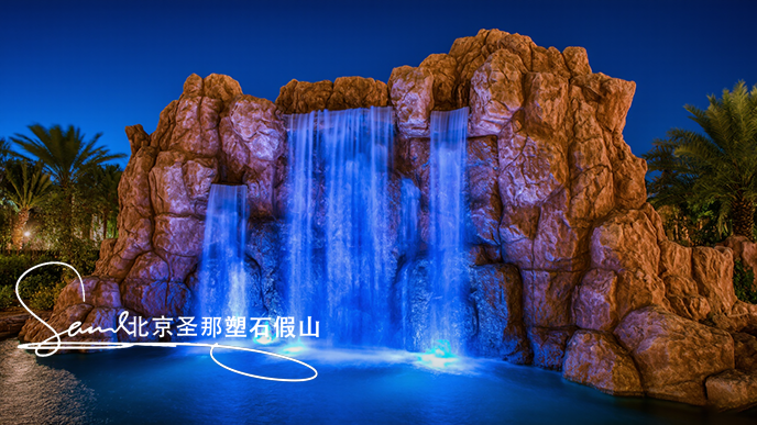 16x9_這是一處戶外景觀場(chǎng)景_主體是大型假山瀑布_假山模仿自然巖石形態(tài)_.png