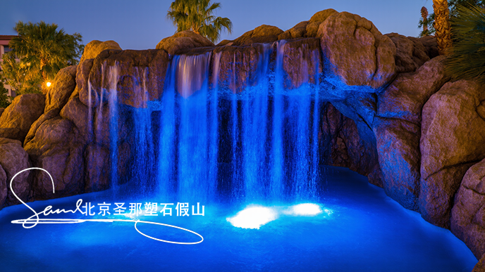 16x9_這是一處戶外景觀場景_主體是大型假山瀑布_假山模仿自然巖石形態(tài)_ (2).png