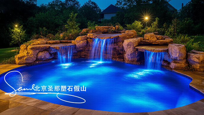 16x9_夜間的戶外景觀泳池_泳池以大量真實巖石或仿巖石材料打造出高低錯落 (4).png