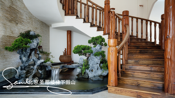 16x9_圖中展示了一處室內(nèi)樓梯下英德石假山空間_墻邊一座木質(zhì)旋轉(zhuǎn)樓梯__ (2).png