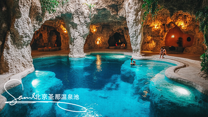 16x9_酒店內(nèi)一個極具特色的洞穴泳池景觀_洞穴由巖石構(gòu)成_內(nèi)部是澄澈的3 (1).png