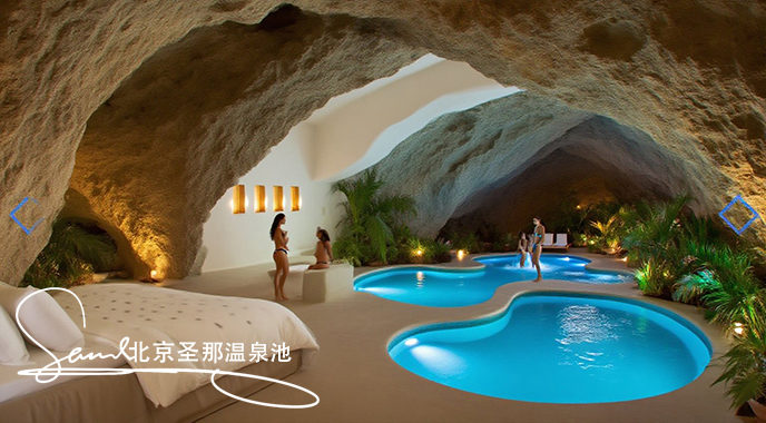 jimeng-2025-06-21-7308-酒店內(nèi)一個極具特色的洞穴泳池景觀。洞穴由巖石構(gòu)成，內(nèi)部是澄澈的3個藍(lán)色相互連接小....jpeg