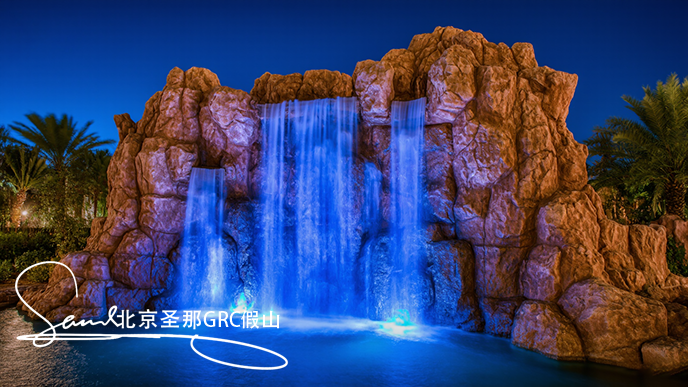 16x9_這是一處戶外景觀場景_主體是大型假山瀑布_假山模仿自然巖石形態(tài)_.png